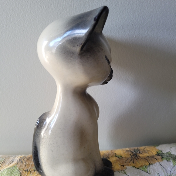 Siamese ceramic cat with a gentle expression and cute lashes - Picture 5 of 8